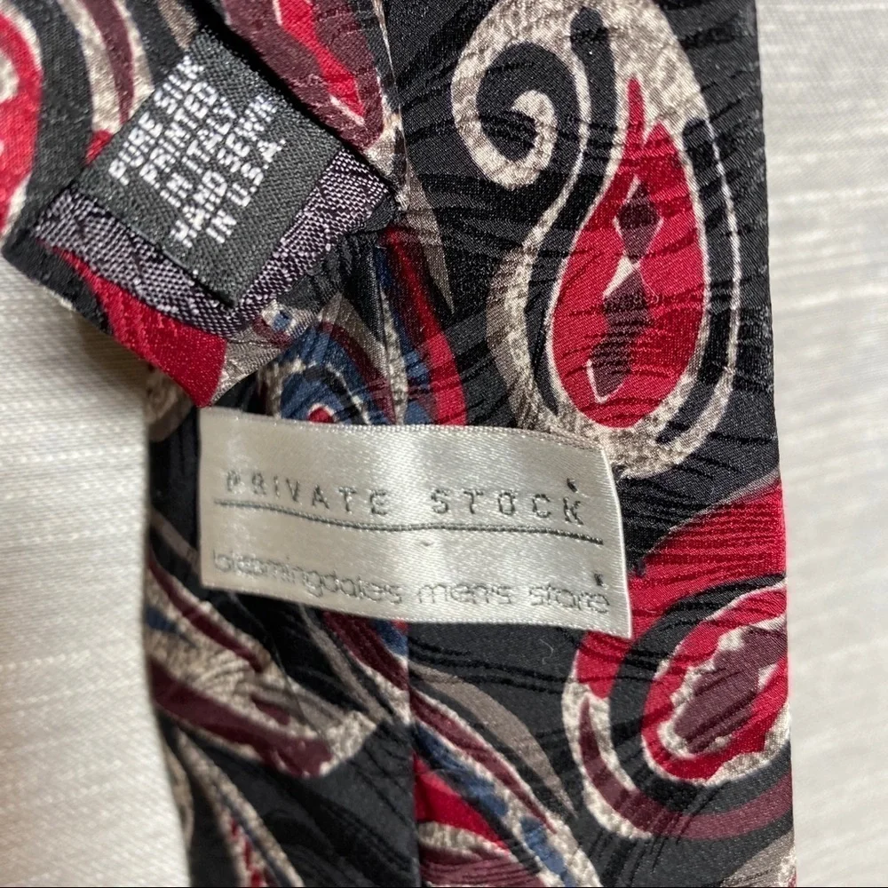 BLOOMINGDALES 100%‎ Italian Silk Vintage Red & Black Paisley Neck Tie
